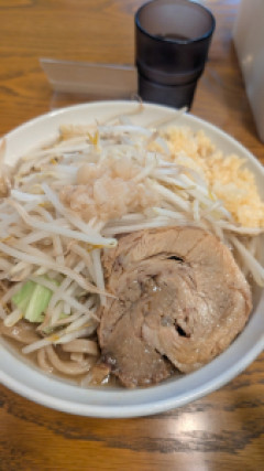 ワイ、二郎系ラーメンをペロリ