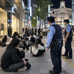 東京・銀座に「地べた族」急増で物議 ベンチ置けず警察も困惑 状況次第では法令違反