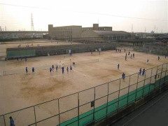 高校の先生が学校の隣の一軒家に住んでる。生徒に遭遇する可能性も高いし気にならないのかな