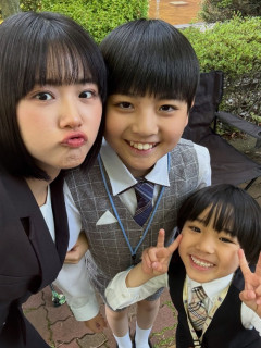 【画像】子役出身女優さん(22)、後輩子役を優しく指導