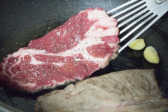 【悲報】なんでステーキとかトンカツって楕円の物が多いの？