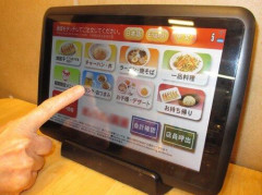 【悲報】老害「タッチパネルの注文わからん！店員注文聞きにこい」こういうカス老人