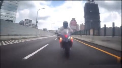 【動画】バイク女子さん、前方不注意