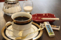 【悲報】煙草吸える喫茶店で喫煙してたら睨まれたんだがワイが悪いんか…？