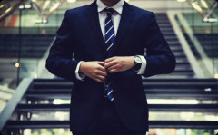 会社の憧れの先輩とデートすることになった。デート服を新調して気合入れて挑んだんだけど、現れた先輩は・・・