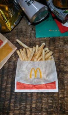 【悲報】国民「生活保護のお昼ご飯はマクドのポテトSのみです。これが日本の現実」→10万いいね