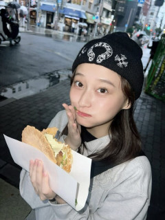影山優佳、大阪名物たこせんを”ぎゅーってして”食べる姿に「ビジュ良すぎ」「めっちゃ可愛いーー」