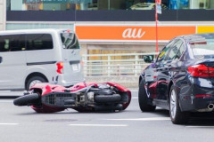 【悲報】バイカス、高級車レクサス様にぶつかる