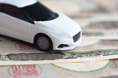 共働きで年収800万円なのに、新車購入は全額ローン。月々の返済は1万円。その理由は家に貯金がないからだ。