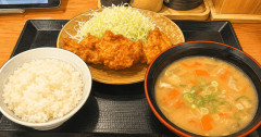 かつやの「豚汁大&唐揚げ定食」752円（652円）、慈善事業すぎる