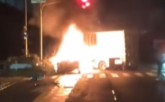千葉市で乗用車とトラックが正面衝突して乗用車が炎上、乗っていた３人が死亡、１９歳の運転手は手を骨折しただけ。　乗っていたのは１８歳女性と１９歳と２０歳の男性