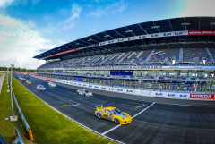 俺が大ファンだったレースクイーンが駅でお年寄りに優しくしていた。俺「〇〇さんですよね！？  大ファンなんです！Twitterも見てます！ 」　→　するとレースクイーンは怒りだし….,,
