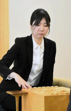 【悲報】女性初の将棋棋士資格、西山朋佳白玲が破った「ガラスの天井」
