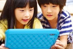 【議論】「タブレット1枚授業で国は滅ぶ」林望氏の主張にネット賛否…「長文読解力が落ちるのは事実」「情緒論すぎる」「紙とデジタルの併用が大事」