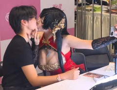 超絶美人レイヤーとキスできる海外イベントの動画がエグすぎる！マジですげえな……想像以上にガッツリやってる