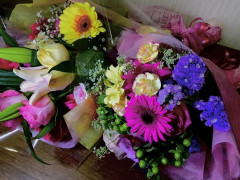 彼女のちょっとした祝いに花束を贈るのはどう思いますか？