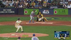 【NL優勝決定シリーズ2回戦】ブルワーズ先発ヘンダーソン、今日2つ目の悪送球、三塁ランナーが生還しドジャースが同点に追いつく！