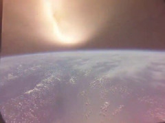 真っ暗な宇宙に火の玉が現れ、地平線が縦に傾く、NASA公開のアルテミスII再突入映像「両面に火を通すためにひっくり返してるのかと思ってた」【海外の反応】