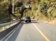 【動画】なんだそれ。山道でおかしな逆走車に遭遇したドラレコ。
