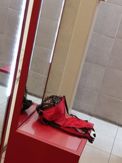 【悲報】女友達がブラ忘れていった…