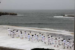 職場の伝統で冬の冷たい海に水着で入る「寒稽古」って、セクハラだよね…