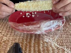 おじいさんがトウモロコシを食べていた。一緒にモグモグ♪ → 普段は肉食な彼もこうします…