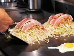 外国人「日本の料理は本当に美しい」Travel Thirstyがお好み焼きを作る様子を紹介してる