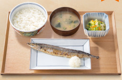X民、吉野家で外国人から提供された秋刀魚定食にブチギレてしまう…