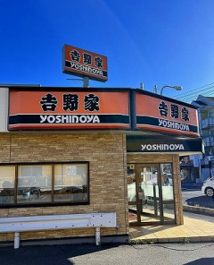 【悲報】吉野家の外人店員、もうめちゃくちゃwwwwwwwwwwwwwwww
