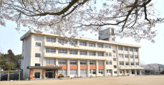 児童の父親「時期はいつ頃がいいですか？」教師の私 「何のでしょう？」父親「結婚式です」私「ご再婚なさるのですか。私どもの都合に関係はないので…」父親「 そうは言ってもドレス選びとかありますし」私「？」父親「先生はいつがお休みですか？」私「….,,！？」