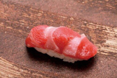 【悲報】30歳会社員男性、初めての回らない寿司でいきなりトロを注文して大恥をかいてしまう