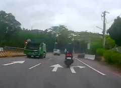 【動画】全員不幸。車の斜め前で転倒したバイクの人が何十メートルも引きずられてしまう。