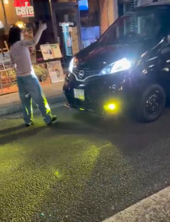 【ヤバ過ぎ】車のボンネットに乗って暴れる女が出没！