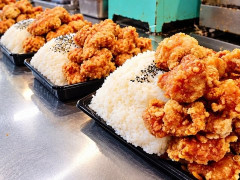 外国人「ふたなんて飾りです！」うどんそばが1.8kgの唐揚げ弁当を紹介してる