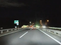 【動画】こわっ！横須賀のE16横横道路で横転逆向き車と遭遇したドラレコ。