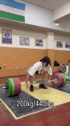 【画像】おっ◯いさん、200kgをデットリフト