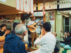 【悲報】最近の外国人もとい害人、勝手に店に入って演奏して金を要求してくる