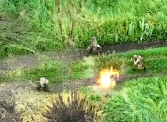 【動画】ロシア軍の歩兵にRPGを撃ち込むウクライナ(((ﾟДﾟ)))
