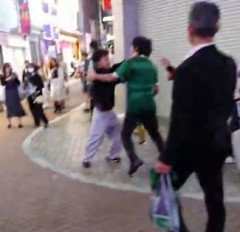 【動画】日本人さん、路上で喧嘩していたら黒人が登場して来てビビり散らかすｗｗｗ