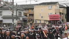 【動画】だんじりが踏み切り無理矢理横断してJR遅延させる