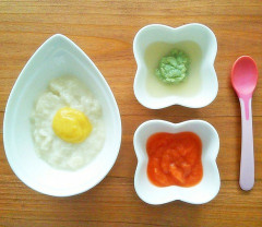 娘が5ヶ月で昨日離乳食を初めて試したけど、号泣して全然ダメだった。
