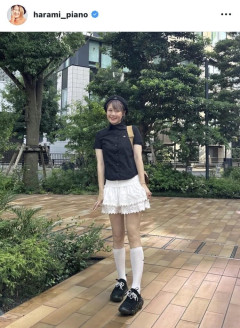 【朗報】ハラミちゃん(182cm)、ミニスカ美脚の9頭身ボディを披露