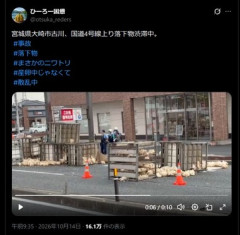 宮城県大崎市古川栄町 ｢ニワトリがいっぱいいる｣と通報 約2500羽を積んだケージがトラックから崩れ落ちる