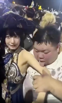 中国の美人コスプレイヤーさん、コスプレ会場で妖怪あかなめにベロベロ舐められてしまう・・・