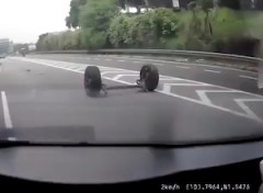 【動画】走行中に突然後輪の車軸がもげてしまった中国車のドラレコ。