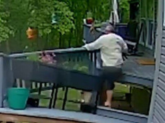妻にグラグラすると言われたデッキを見に行った夫、足元が階段ごと崩れ落ちる「もうグラグラはしてないと思うよ」【海外の反応】