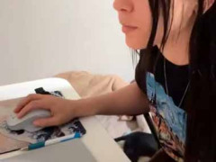 在宅勤務中に上司がやってきた。しかもふたり → 仕事中はこんな様子です…