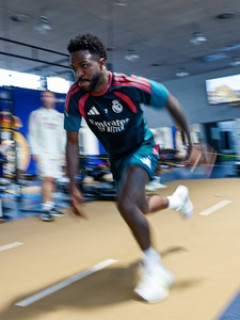 【サッカー】レアル・マドリード公式が投稿したヴィニシウスの最新写真に世界騒然「誰？」「本物はどこ？」