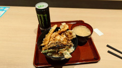 サービスエリアで飯食ってる😋