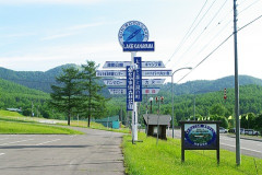 田舎「飯あります絶景あります温泉あります」ワイ「で？北海道の下位互換ぢゃね？ﾜﾗ」